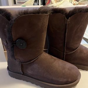 Authentic UGG Bailey Button Boots Chocolate Size 7 NEVER WORN